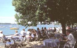 Biergarten mit Seeblick